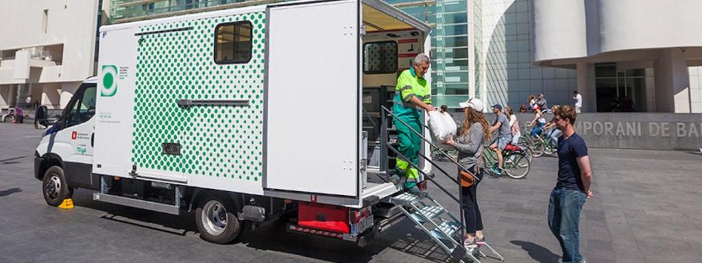 Imagen de uno de los puntos verdes móviles de Barcelona / SIRESA