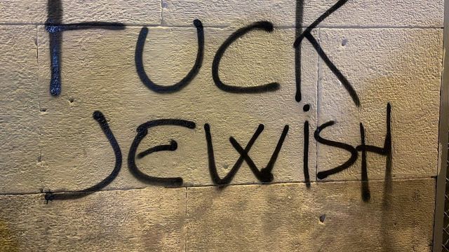 Pintada contra la comunidad judía hecha anoche en Barcelona / TWITTER MARC SERRA