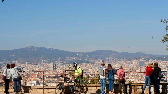 Varias personas observan las vistas en los búnkers de el Carmel / EFE - Alejandro García
