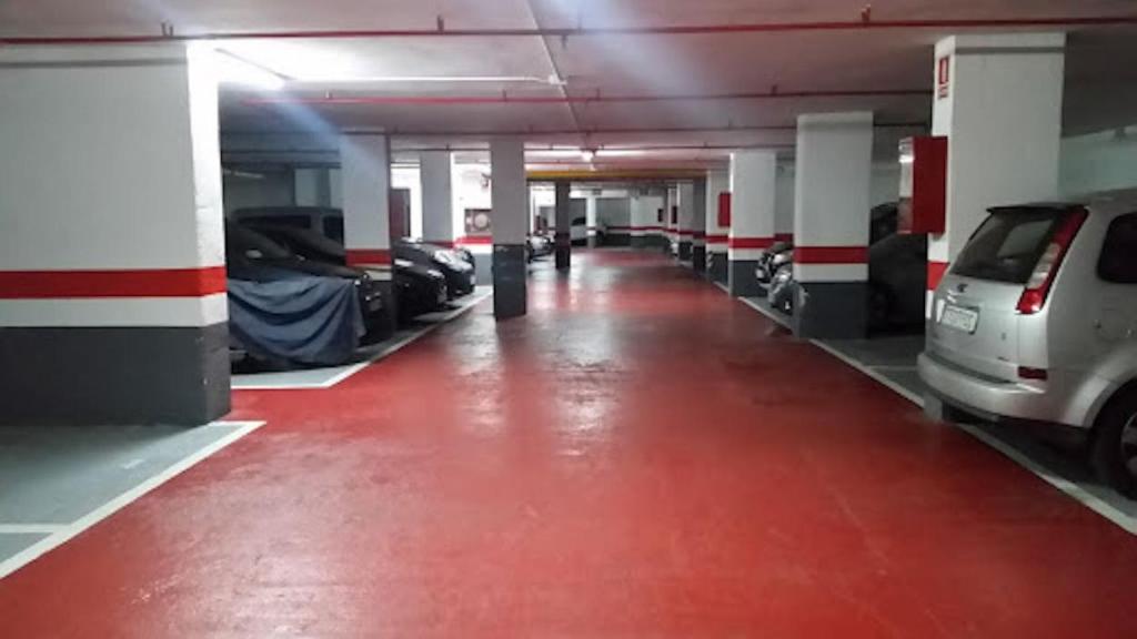 Pàrquing de Sant Martí amb diversos cotxes aparcats / ARXIU