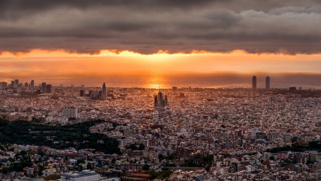 Panorámica de Barcelona al amanecer desde el Observatori Fabra / TWITTER - Alfons Puertas