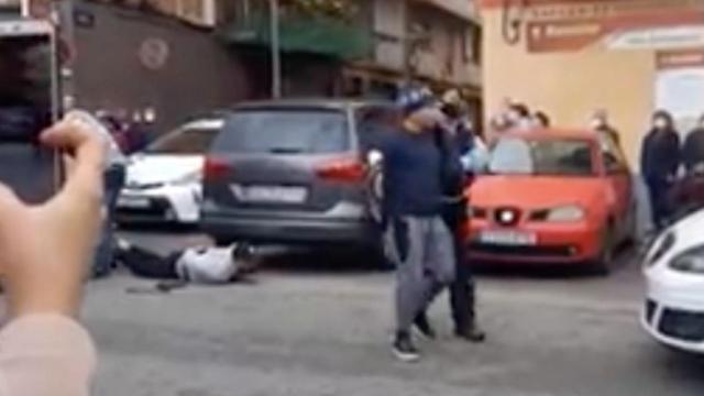 Una mosso se lleva a uno de los detenidos este martes en Badalona / METRÓPOLI ABIERTA