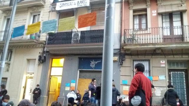 Vecinos concentrados contra el desahucio / @SINDICATDEBARRI