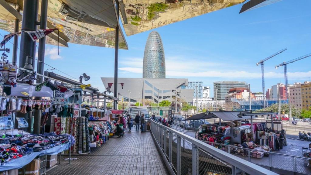 El mercat dels Encants amb la Torre Glòries i el Museu del Disseny al fons