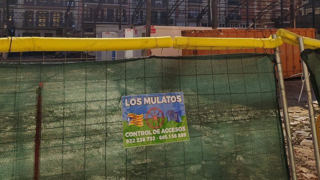Cartel de Los Mulatos en las obras del Mercado de la Abacería de Gràcia / ADN SINDICAL
