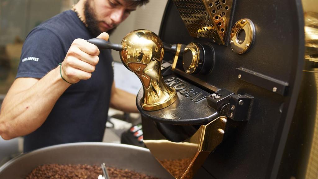 Barista d'una de les cafeteries d'especialitat de Syra Coffee a Barcelona servint un cafè / SYRA COFFEE