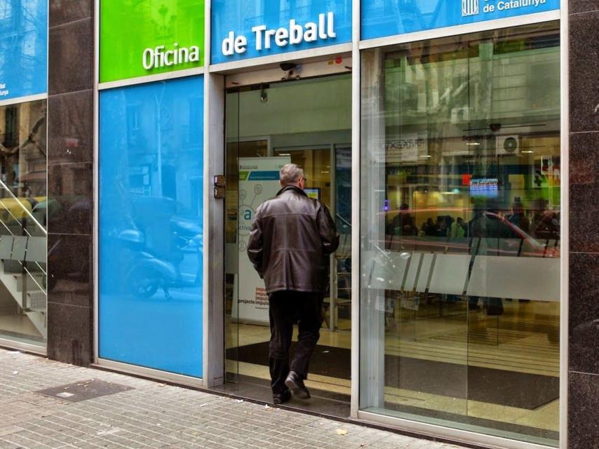Un desocupat entra en una oficina del Servei d’Ocupació de Catalunya (SEPE) a Barcelona / DIARI DEL TREBALL