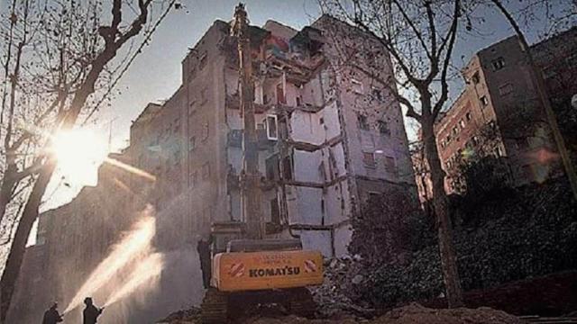 Así quedó el edificio afectado por la aluminosis en el Turó de la Peira hace 30 años / TWITTER