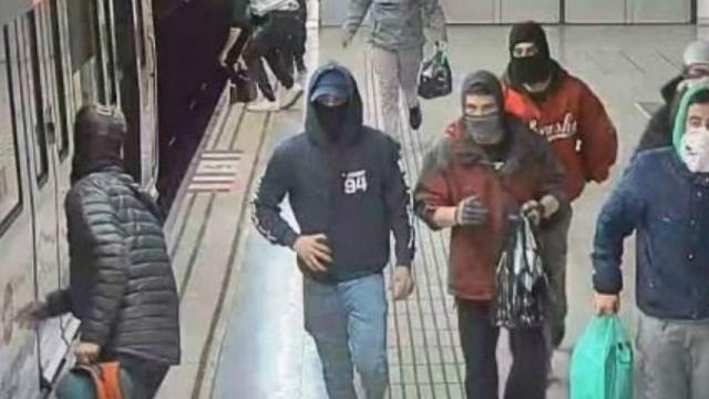 Grafiteros en el metro de Barcelona / ARCHIVO