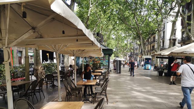Ambiente en La Rambla de Barcelona antes del verano / G.A