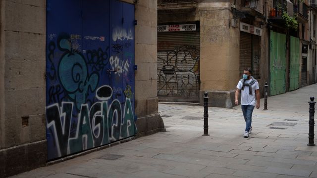 Aspecto de las calles del barrio del Born de Barcelona con las restricciones de movilidad / EFE - Enric Fontcuberta