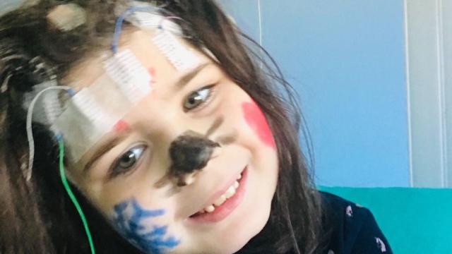 La madre de Martina organiza un 'crowdfunding' para poder operar a su hija de la epilepsia que padece / GOFUNDME