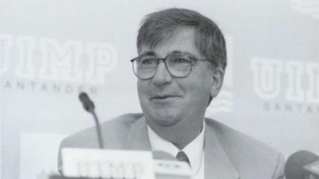 El exministro de Sanidad, Ernest Lluch, asesinado a manos de ETA, durante una rueda de prensa / FONDO AUDIOVISUAL FUNDACIÓN ERNEST LLUCH