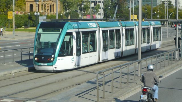 El tranvía, a su paso por la avenida Diagonal / ARCHIVO