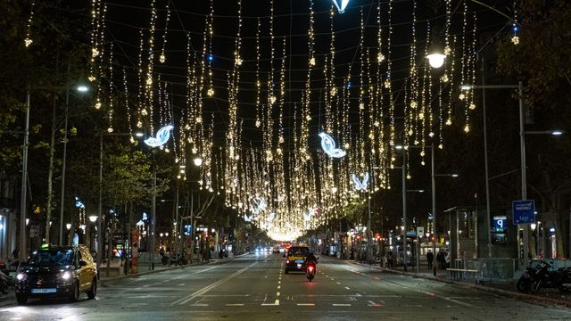 Calzada del paseo de Gràcia, iluminado por Navidad / PABLO MIRANZO