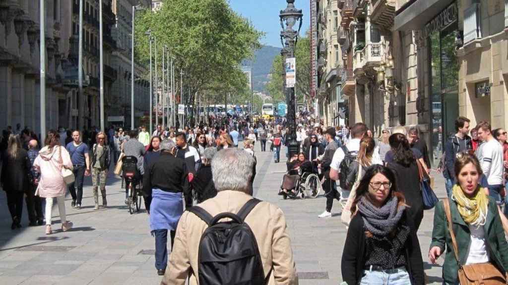Barcelonins al Portal de l'Àngel, un dels carrers comercials principals de la ciutat / EP