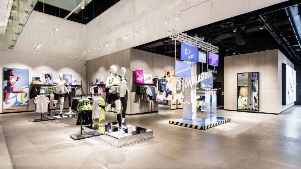 Interior de un comercio de la compañía Nike