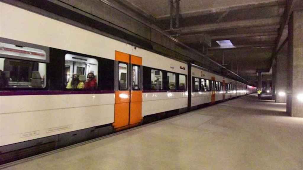 Un tren de la línia R1 de Rodalies passa per la futura estació de La Sagrera / EUROPA PRESS