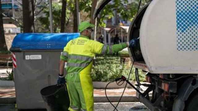 Un trabajador de la limpieza en Barcelona en una imagen de archivo