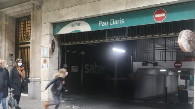 Párking Saba en la calle Pau Claris de Barcelona / GUILLEM ANDRÉS