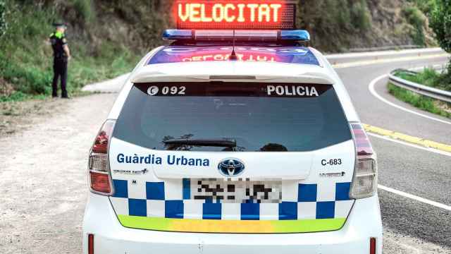 Un coche de la Guàrdia Urbana con un rótulo de velocidad / GUARDIA URBANA