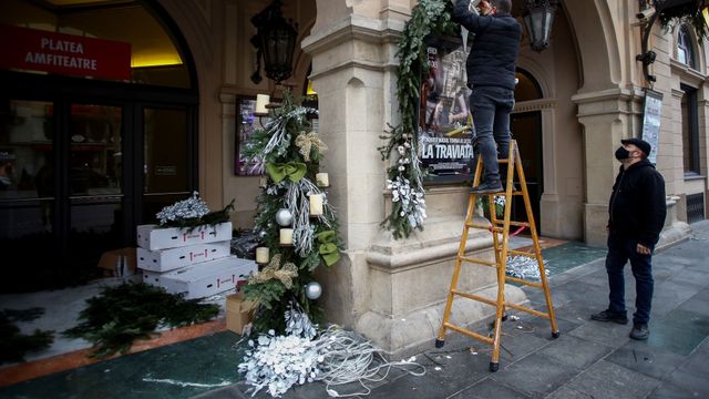 Dos trabajadores decoran la fachada del Gran Teatre del Liceu / EFE - Quique García
