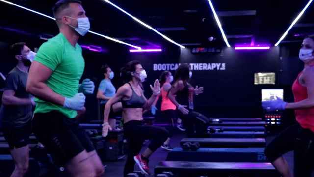 Clientes de un gimnasio DiR de Barcelona haciendo ejercicio con la mascarilla puesta / DIR