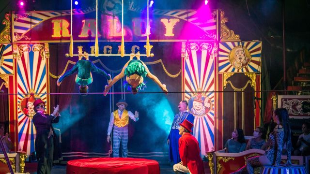 Actuación de un espectáculo del Circo Raluy Legacy en Barcelona / CIRCO RALUY LEGACY