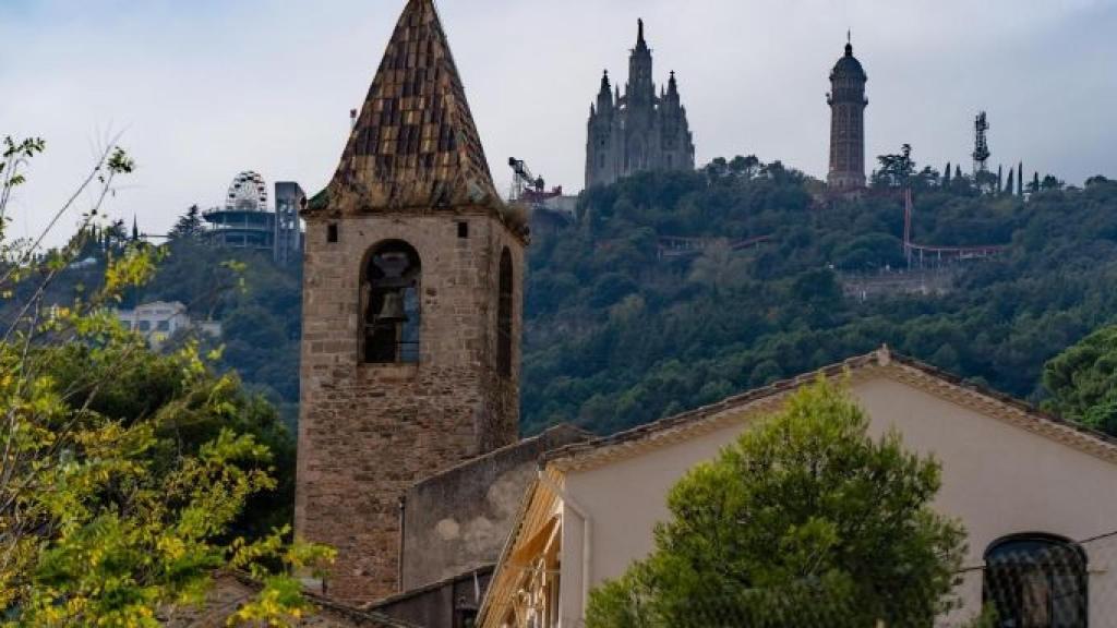 Vista de l'església de Sant Genís dels Agudells, amb el Tibidabo al fons / INMA SANTOS