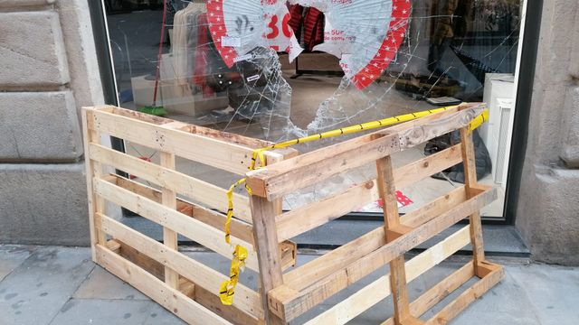 El escaparate de la tienda Terranova después del robo de este jueves / CEDIDA