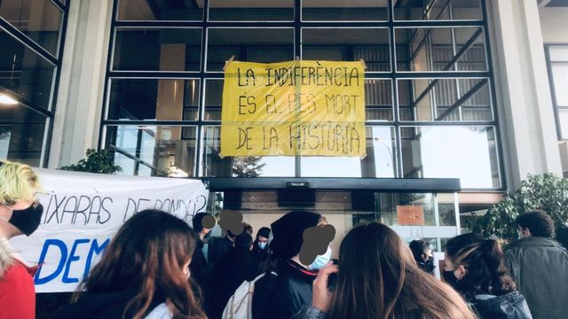 Decenas de personas concentradas en la UAB / Sindicat d'Estudiants dels Països Catalans UAB