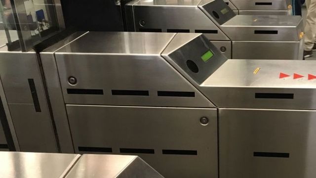 Usuario del metro de Barcelona validando un billete de transporte T-10 / SC