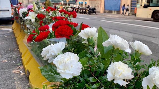 Flores en un lugar de un accidente en Barcelona / MOTORISTES BCN