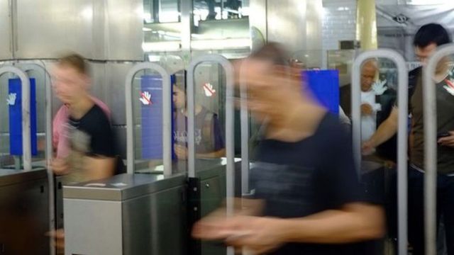 Usuarios entran en el transporte público en Barcelona / AYUNTAMIENTO DE BARCELONA