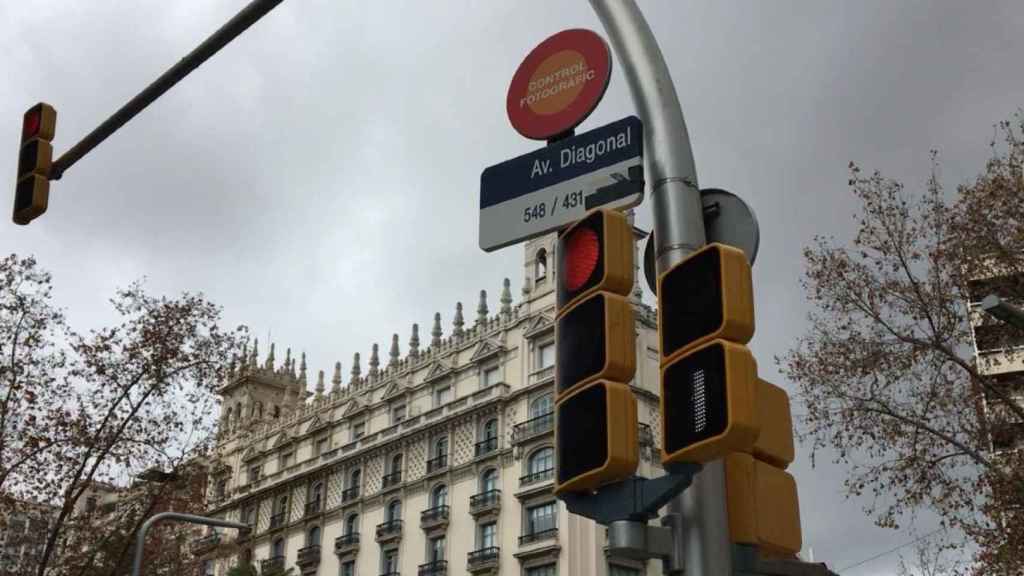 Semàfor a l'avinguda Diagonal de Barcelona