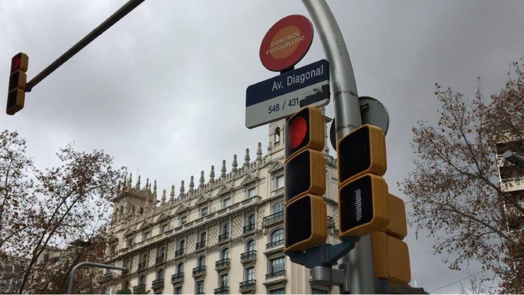 Semáforo que causa problemas a los conductores de bus en Barcelona / RP