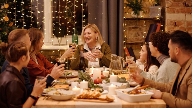 Una familia celebra la comida de Navidad / PEXELS