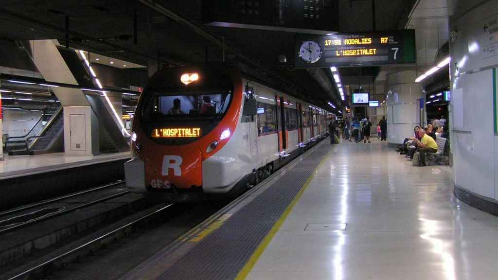Un tren de Rodalies aturat en una estació / RODALIES