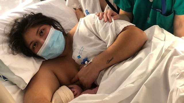 Inés Valeria Anchundia Parraga con su madre en el Vall d'Hebron / SALUD