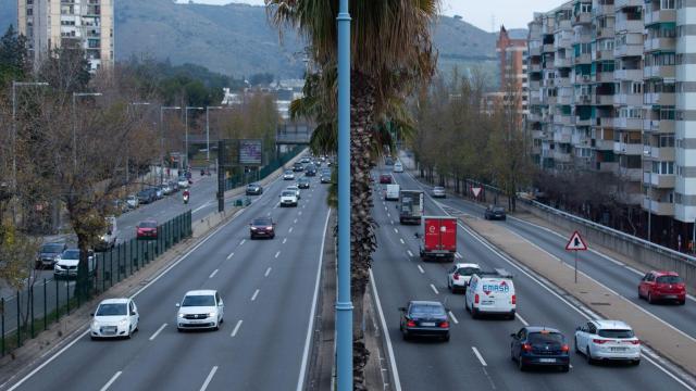 Tráfico de coches en la Ronda de Dalt de Barcelona