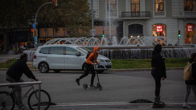 Un hombre en bici y un joven en patinete en Barcelona / EUROPA PRESS - David Zorrakino