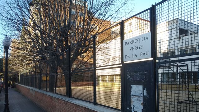 El patio de la antigua escuela, que se podría convertir en la entrada del tanatorio / METRÓPOLI ABIERTA - JORDI SUBIRANA