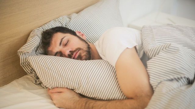 Un chico duerme para mejorar su rendimiento deportivo / PEXELS