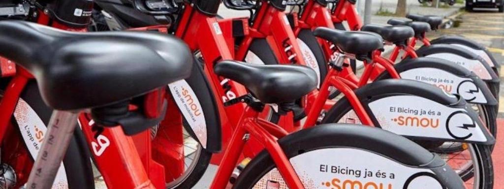 Bicicletes del Bicing, amb publicitat pròpia de l'aplicació 'Smou' / B:SM - BICING