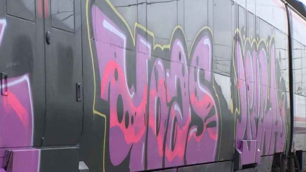 Grafitis en un tren de Rodalies