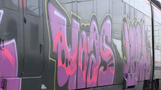 Grafitis en un tren de Rodalies