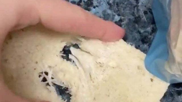 Rebanada de pan de molde con plástico / @BARBIEARRUINADA