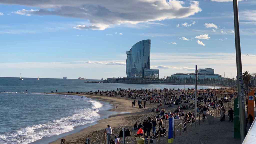 La platja de la Barceloneta plena de gent a vessar / VERÓNICA MUR