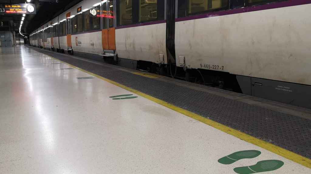 Un tren de Rodalies aturat en una estació / RODALIES