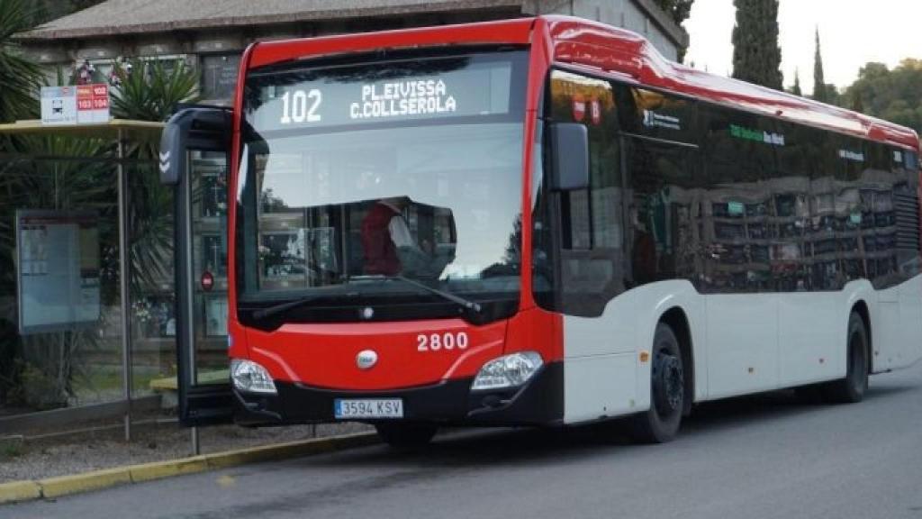 El bus 102, que va al cementiri de Collserola / TWITTER @Mikel270201